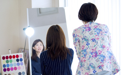 どちらの服装が、優しい印象に見えますか?与えるイメージは理 論的に説明でき、コントロールも自在にできるんです